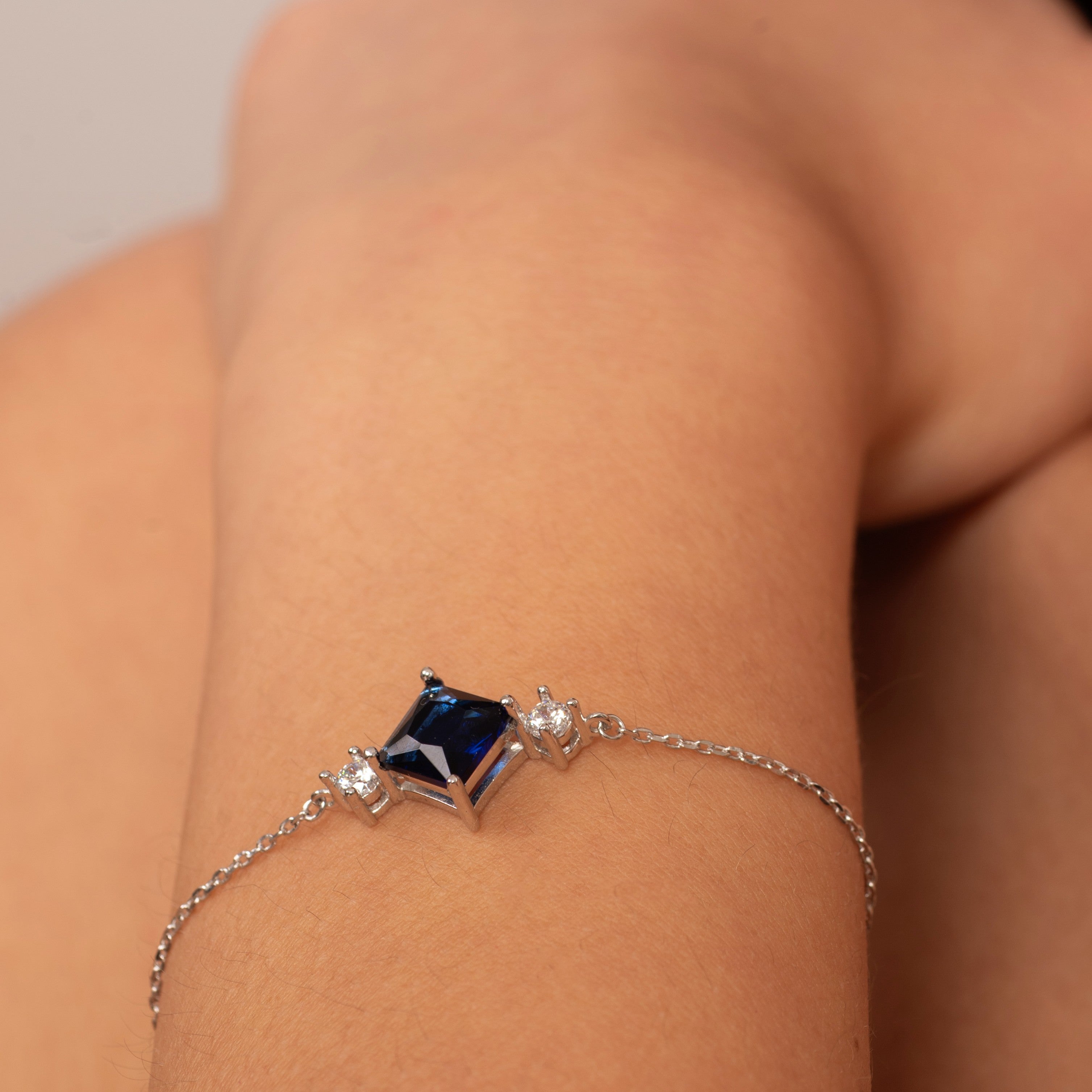 سوار من حجر الياقوت الأزرق