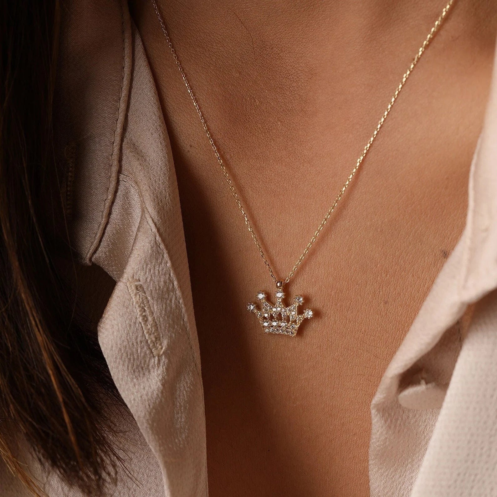 Crown Vintage Necklace - ARTSY SILVER