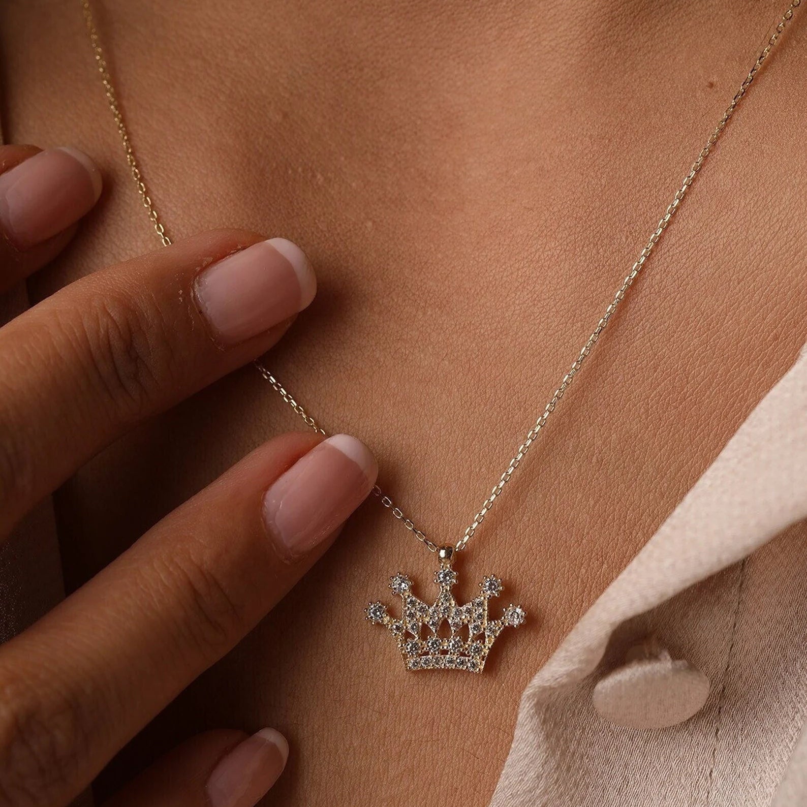 Crown Vintage Necklace - ARTSY SILVER
