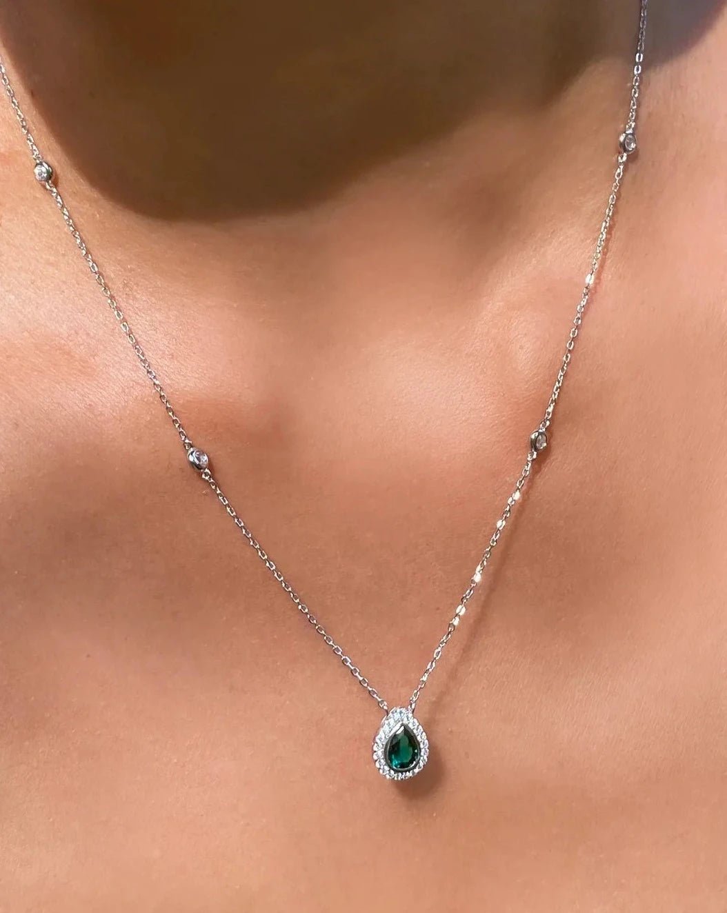 Silver necklace with emerald stone deals