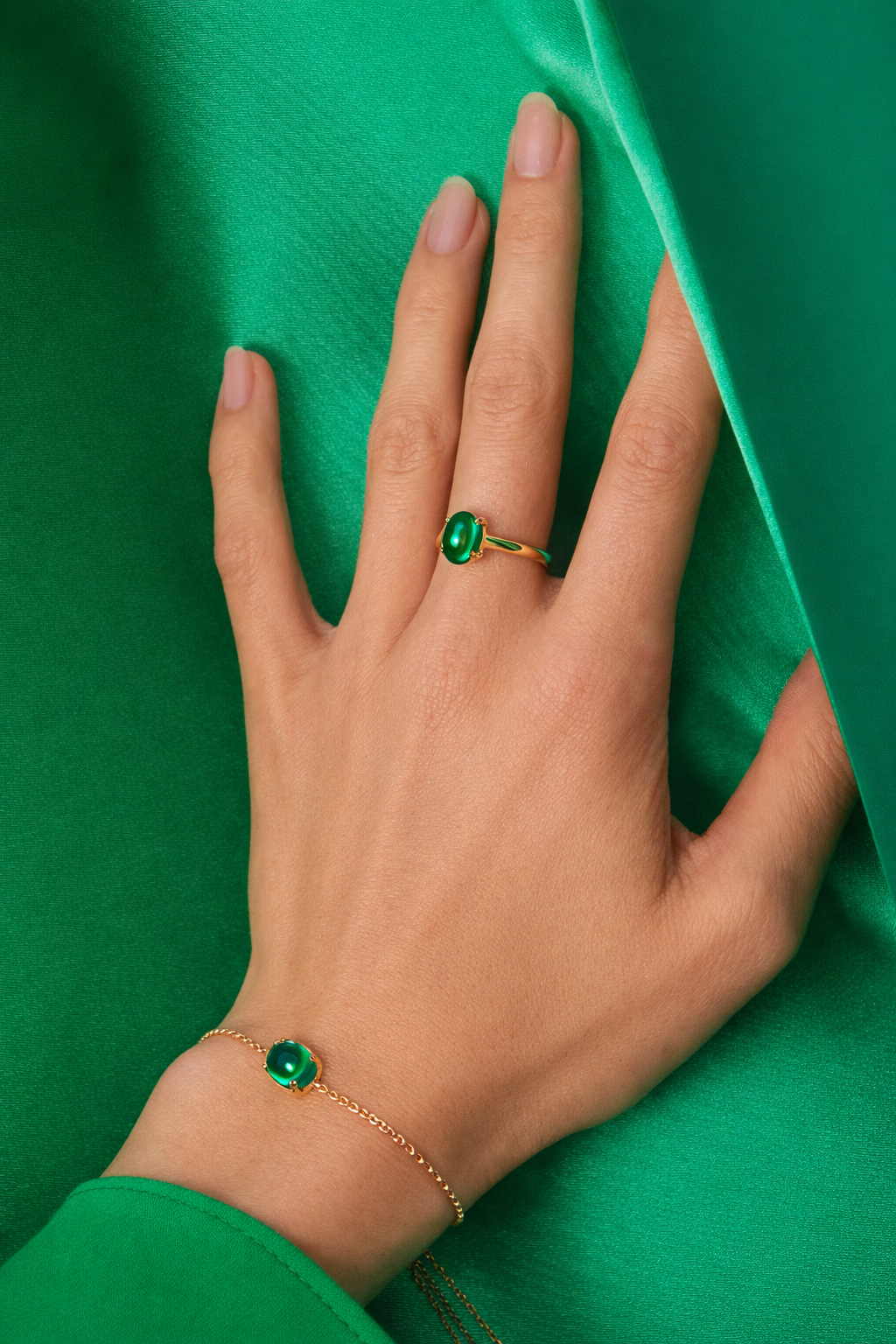 Glossy Cabochon Emerald Bracelet