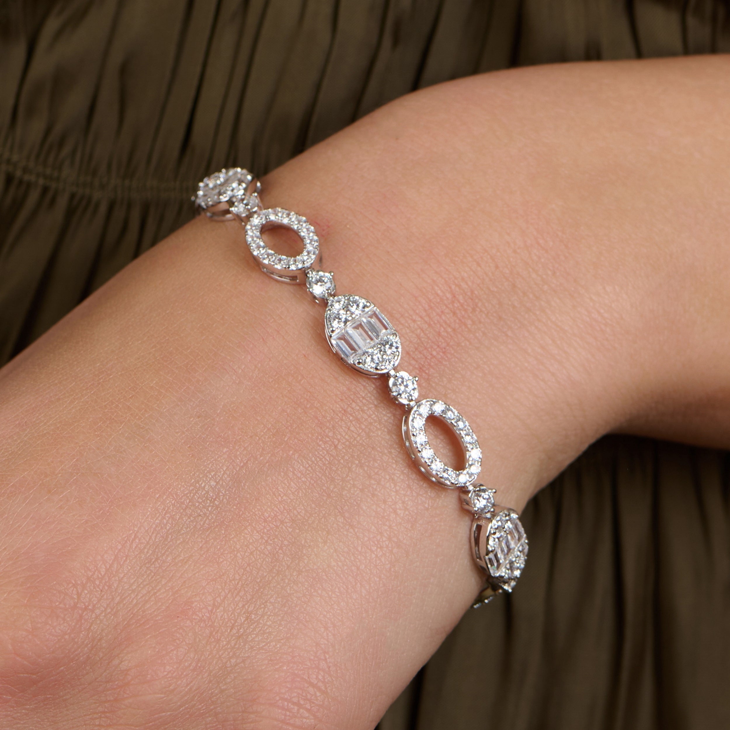 Heritage Oval Bracelet - Elegant Design for Every Occasion