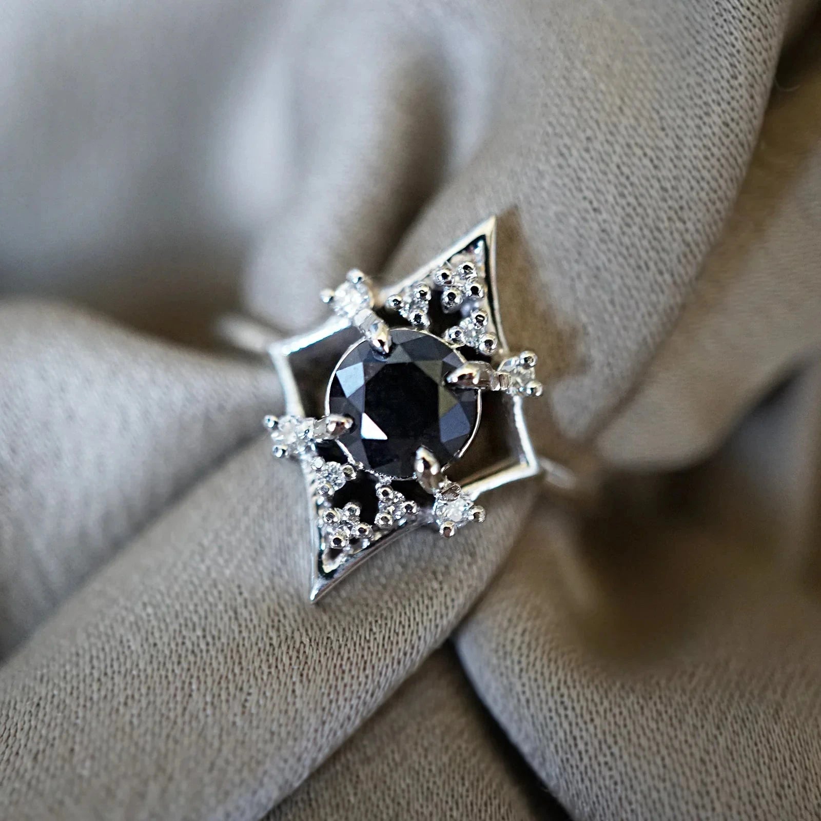 Lovers Shield Black Stone Ring - ARTSY SILVER