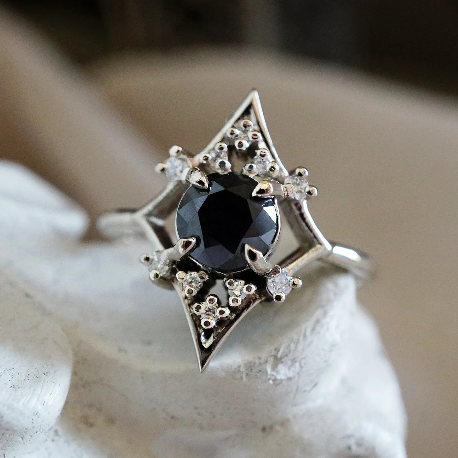 Lovers Shield Black Stone Ring - ARTSY SILVER
