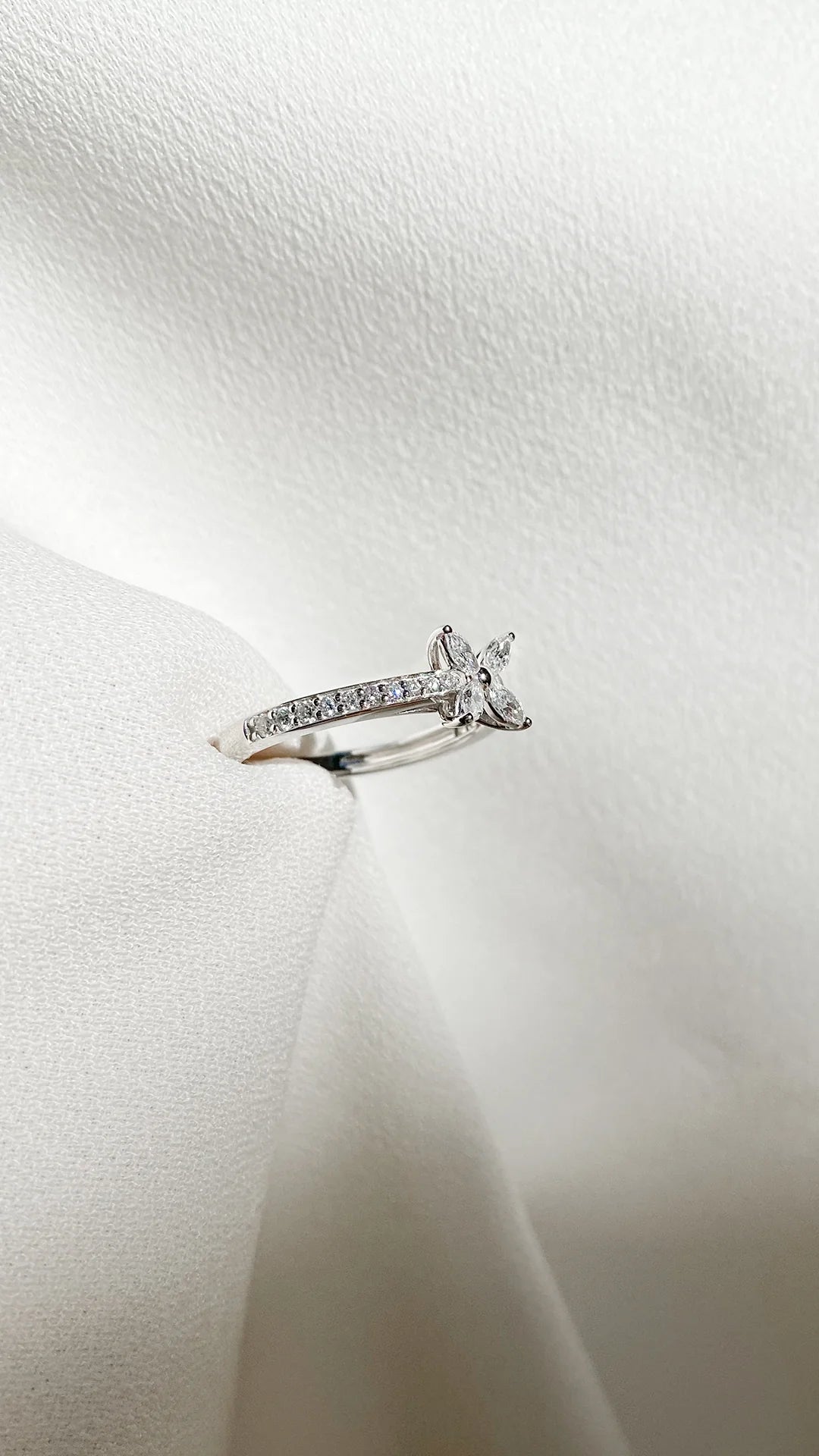 Snow White Zircon Silver Ring - ARTSY SILVER