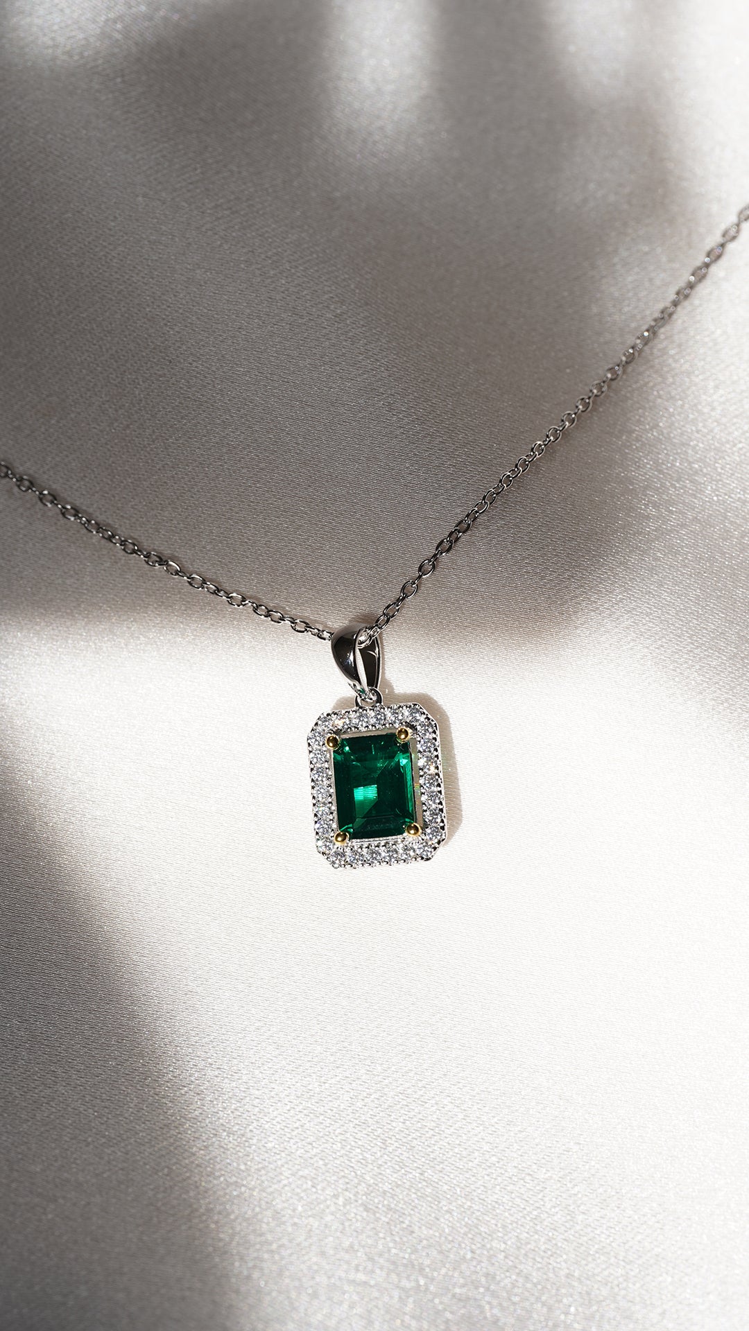 Emerald Borderset Necklace - ARTSY SILVER