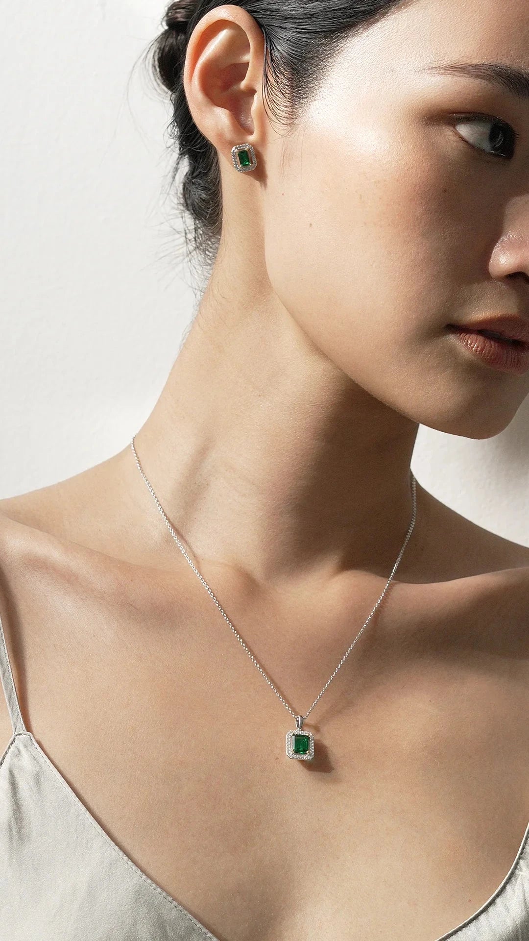 Emerald Borderset Necklace - ARTSY SILVER