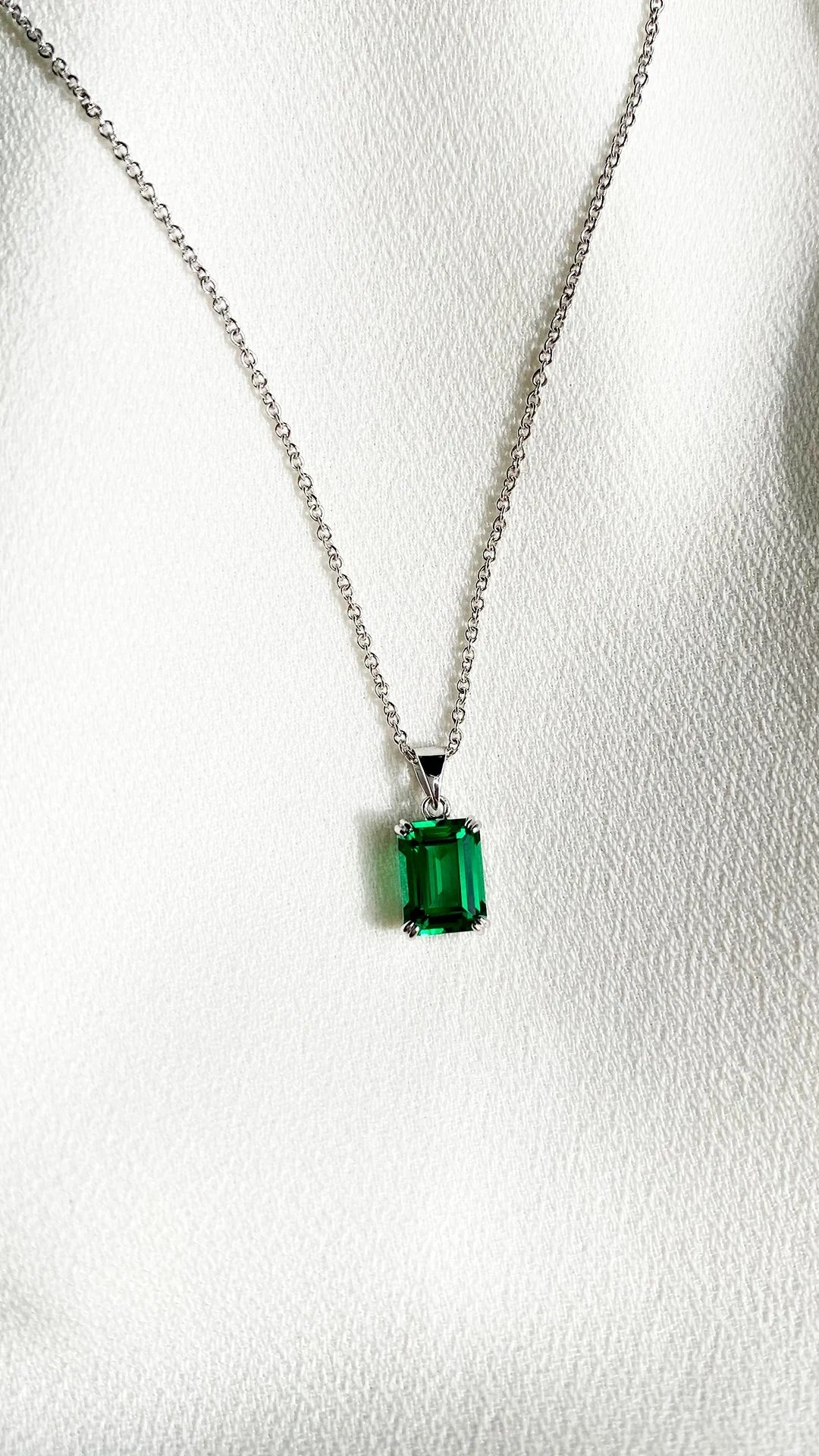 Green Glow Emerald Necklace - ARTSY SILVER