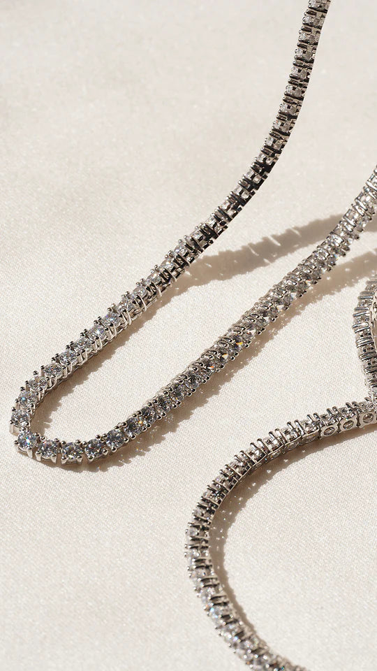 <tc> قلادة التنس الفضية </tc>