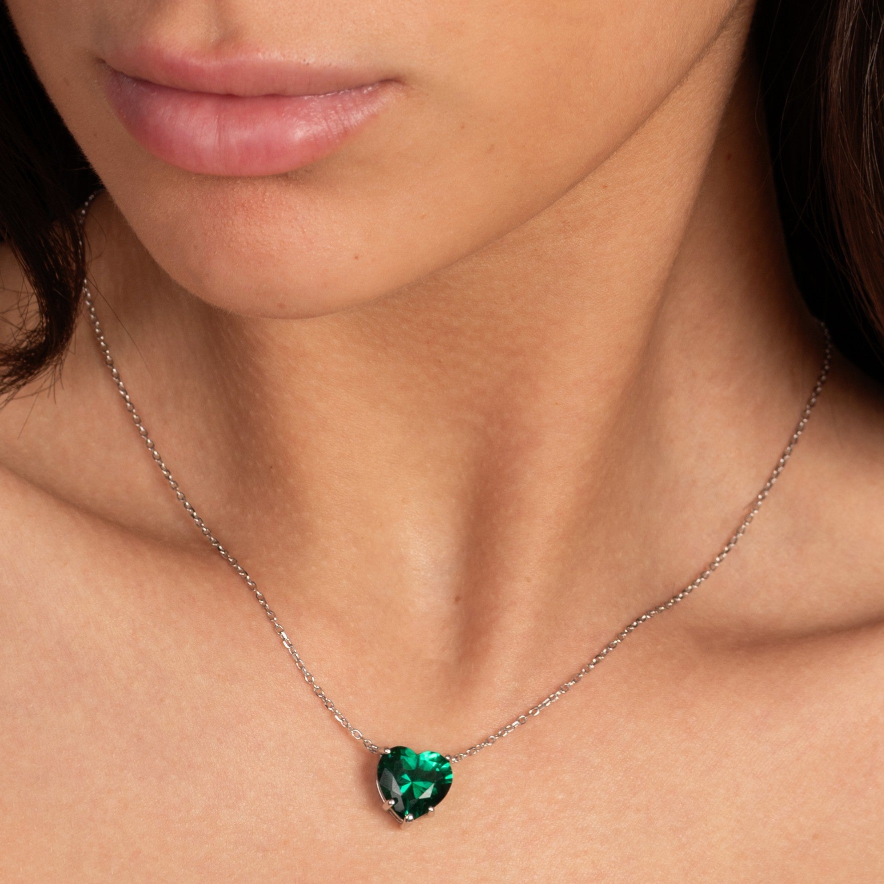 <tc>قلادة Adore You الفضية على شكل قلب من حجر الزمرد</tc>