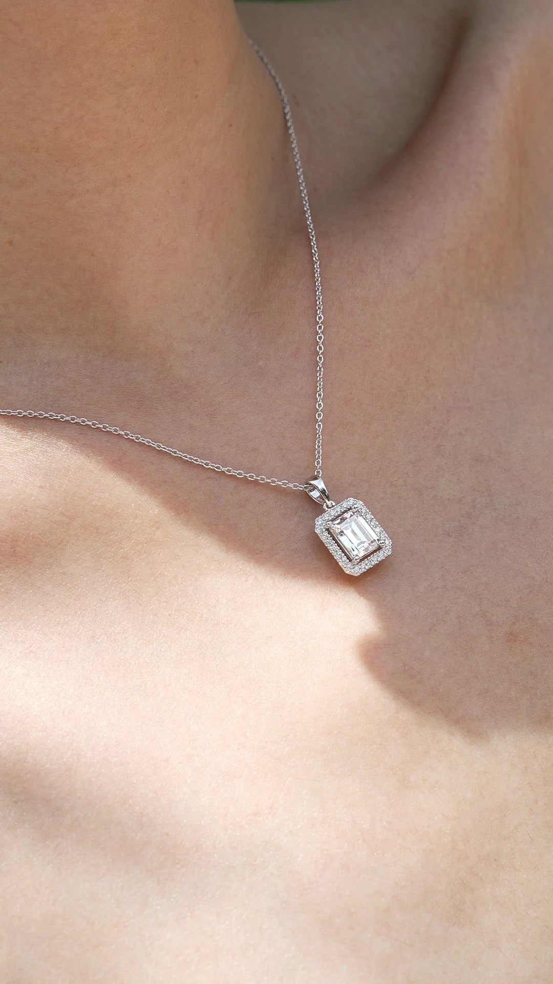 Alice-borderset-zircon-necklace