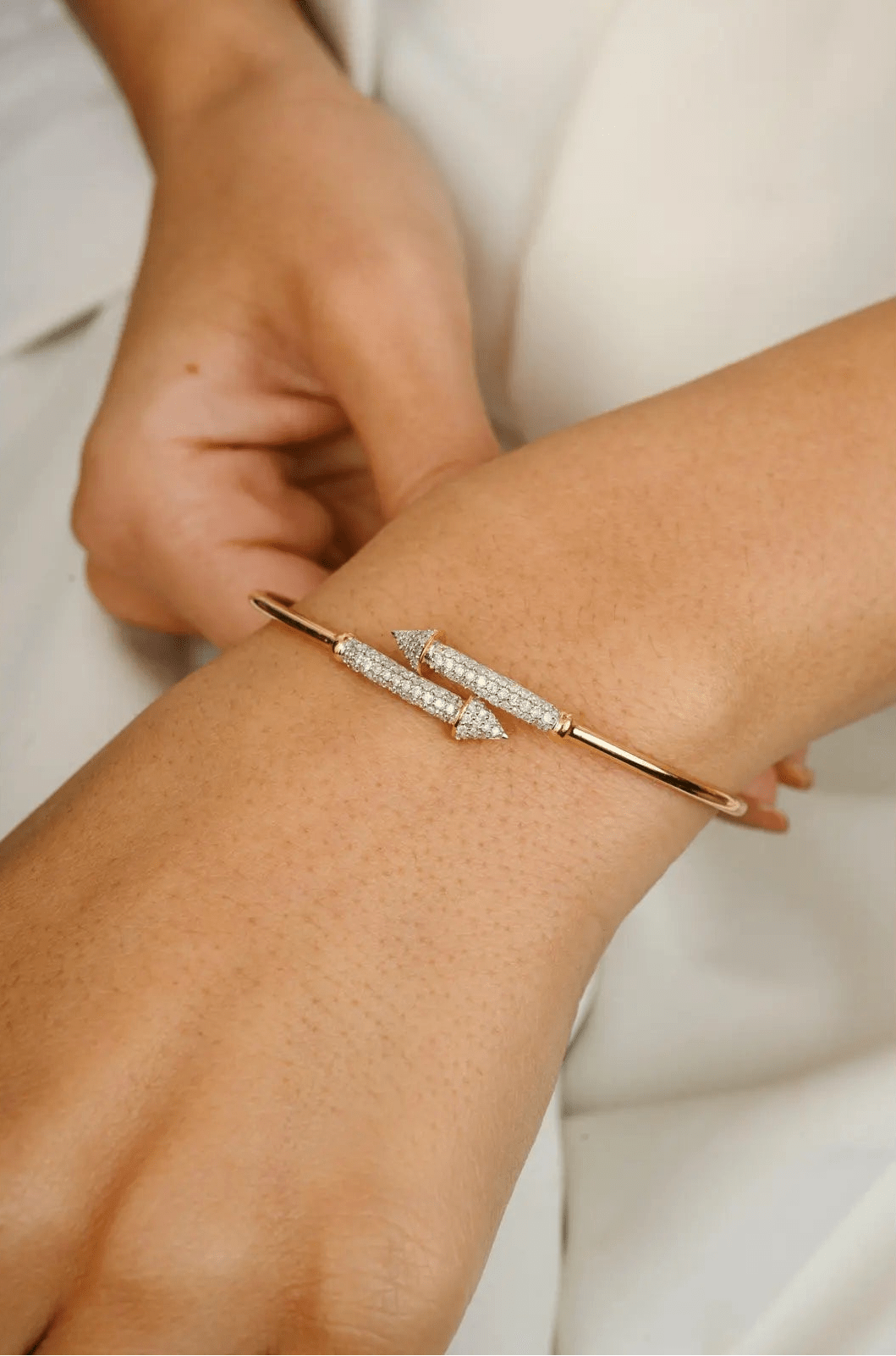 Arrow Spark Twisted Bangle - ARTSY SILVER