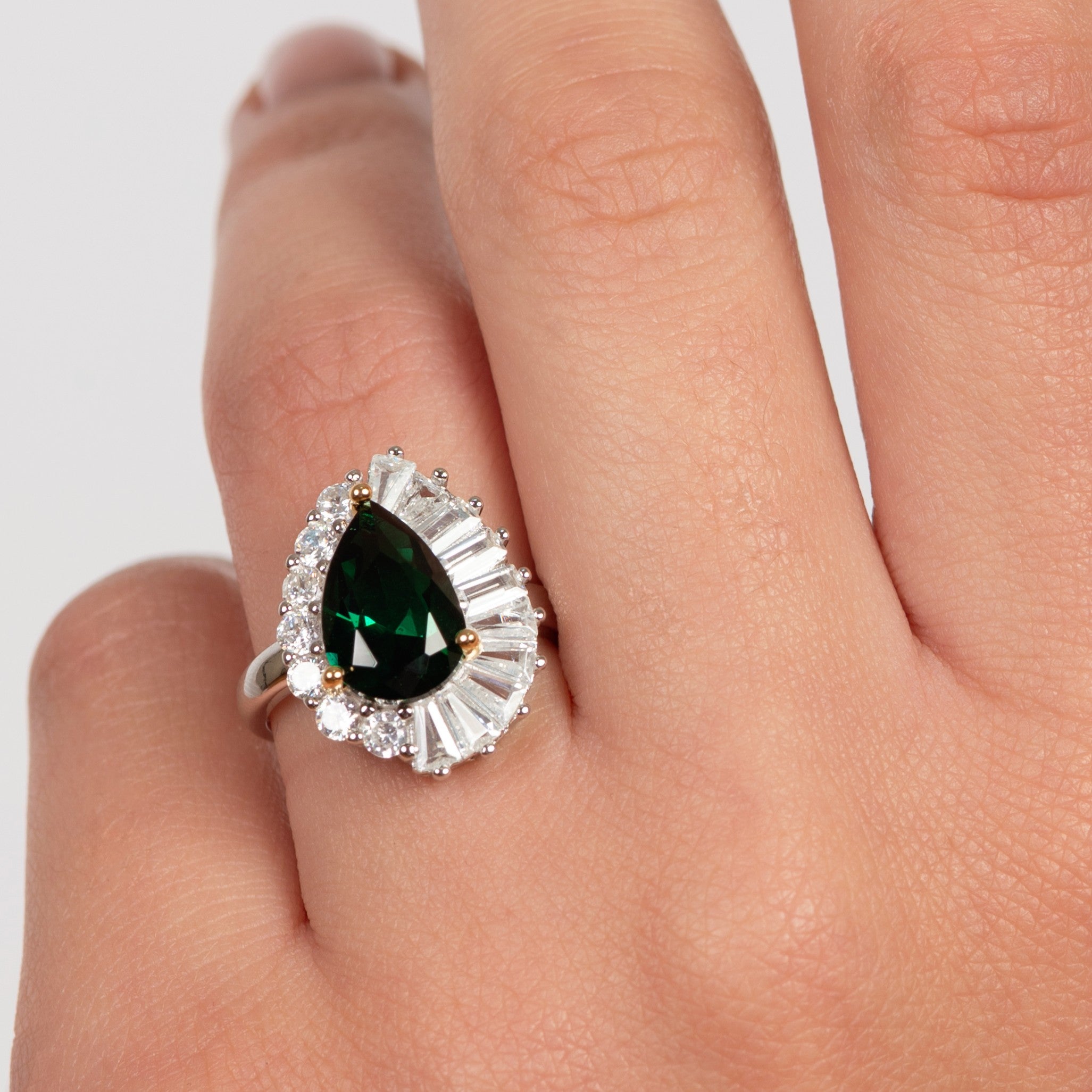 <tc> خاتم الزمرد مزين بأحجار الباغيت</tc>