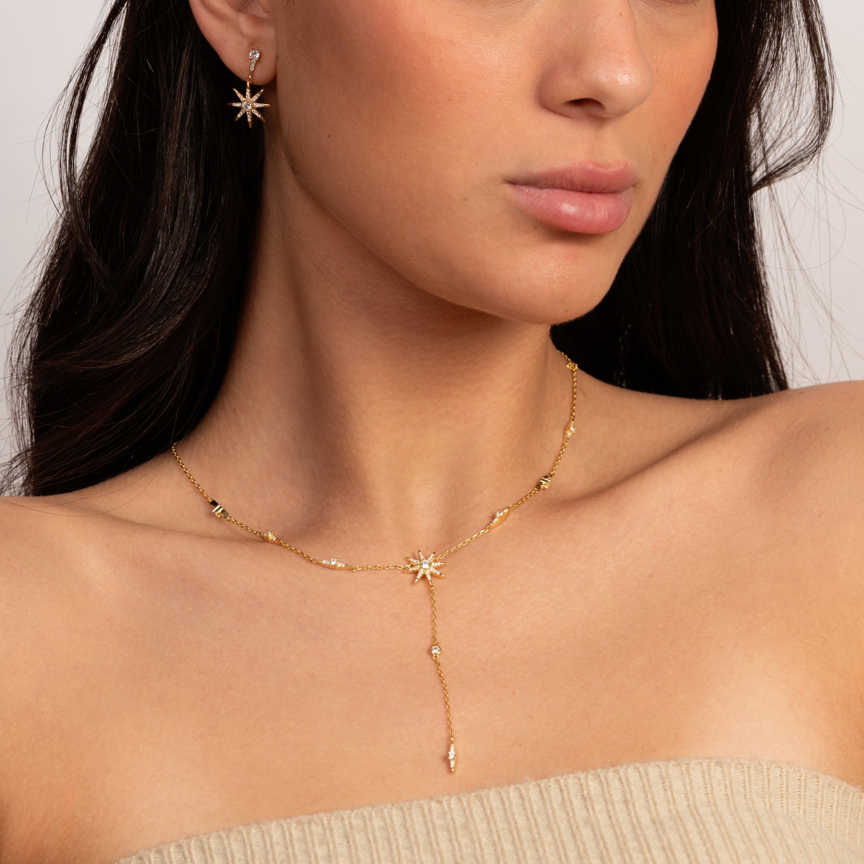 <tc>.مجموعة أقراط وقلادة النجمة الذهبية </tc>