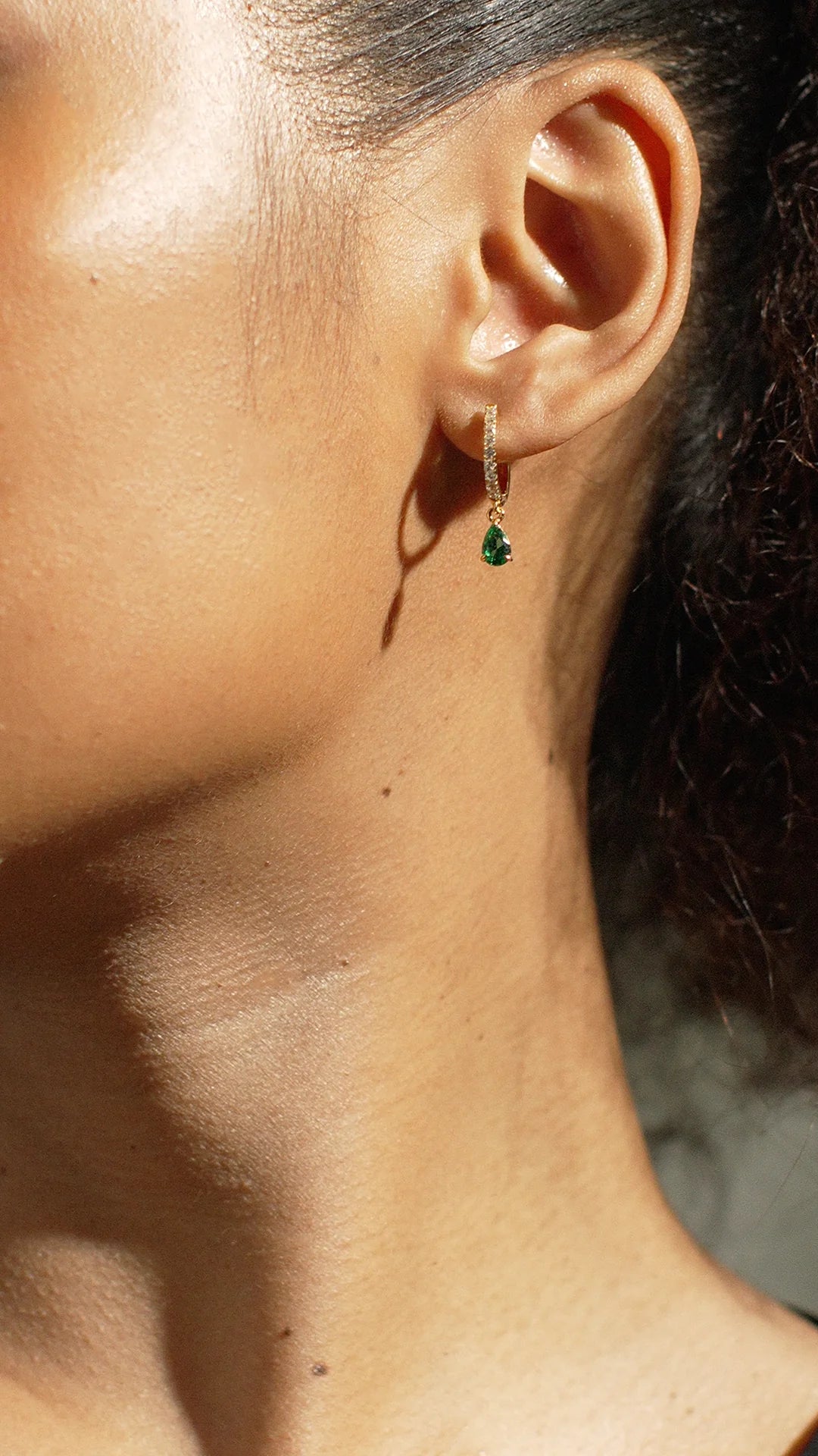 HOOP EMERALD STONE GOLD PLATING