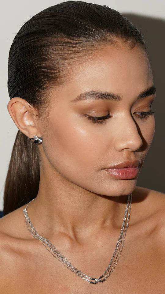 <tc>قلادة متعددة السلاسل فضية قابلة للتعديل</tc>