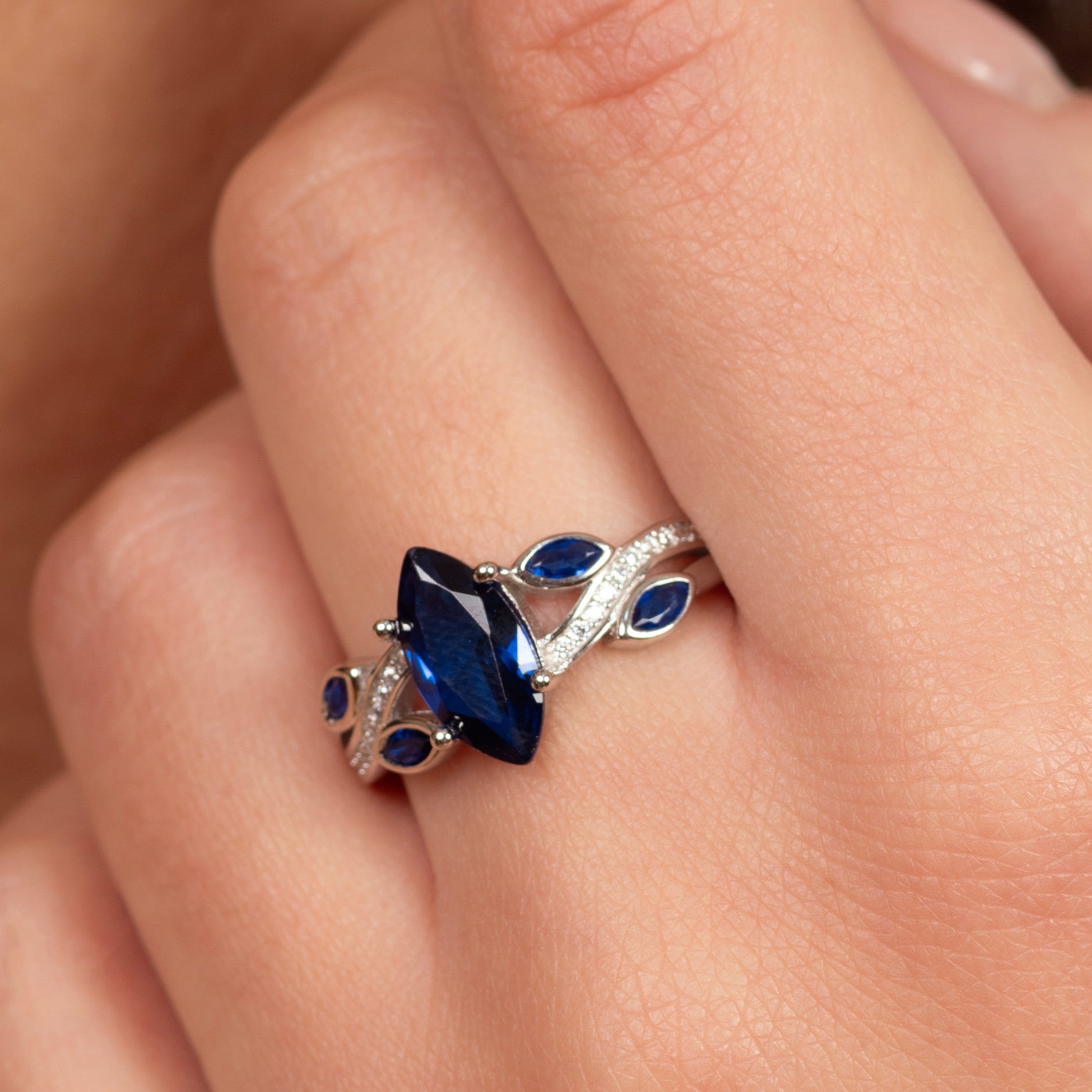 <tc>خاتم ماركيز المرصع بحجر الياقوت الأزرق </tc>