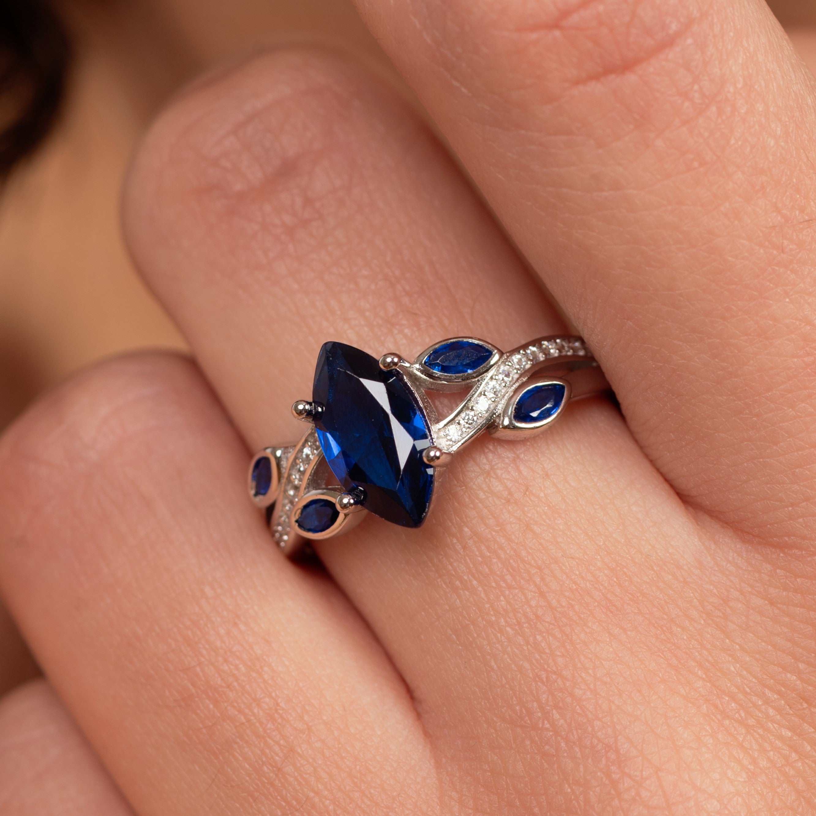 <tc>خاتم ماركيز المرصع بحجر الياقوت الأزرق </tc>