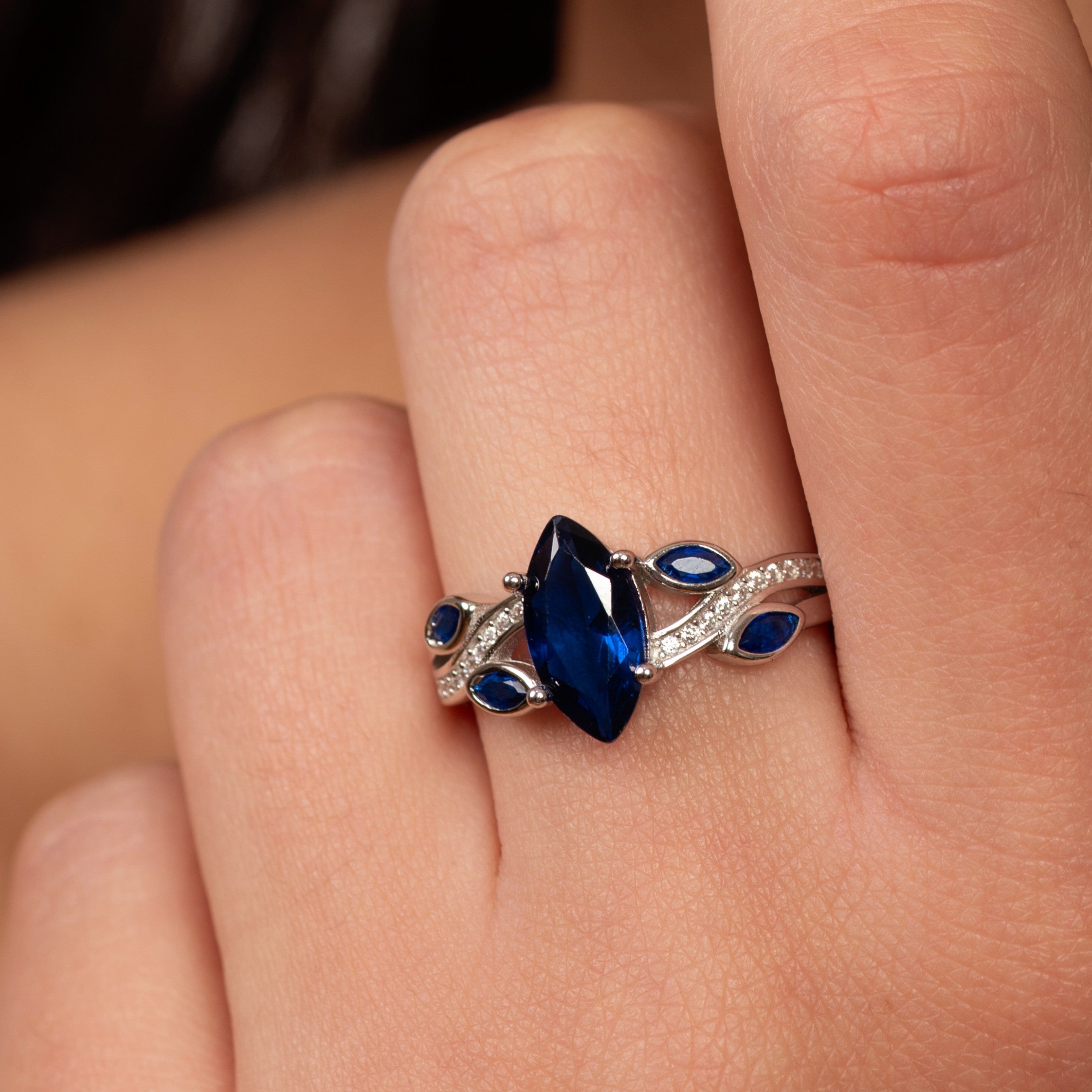 <tc>خاتم ماركيز المرصع بحجر الياقوت الأزرق </tc>