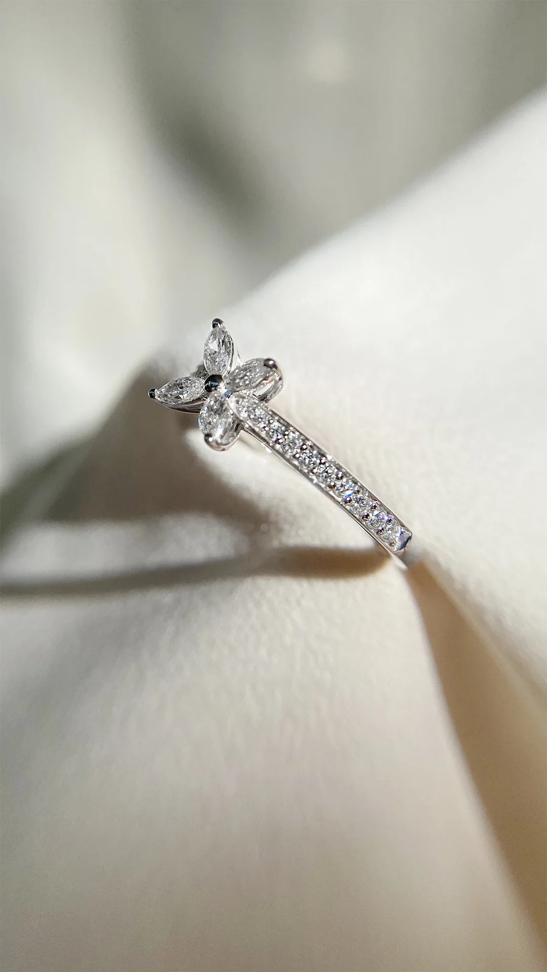 Snow White Zircon Silver Ring - ARTSY SILVER