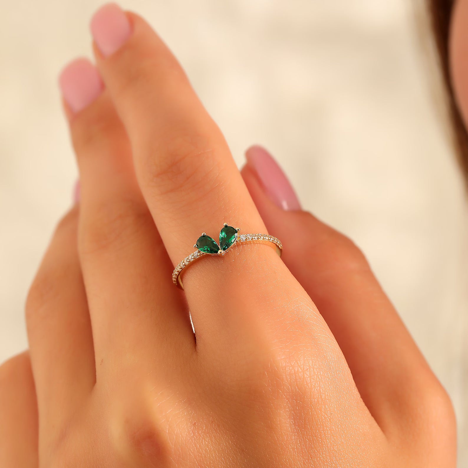 Sweet Kiss Emerald Heart Ring - ARTSY SILVER