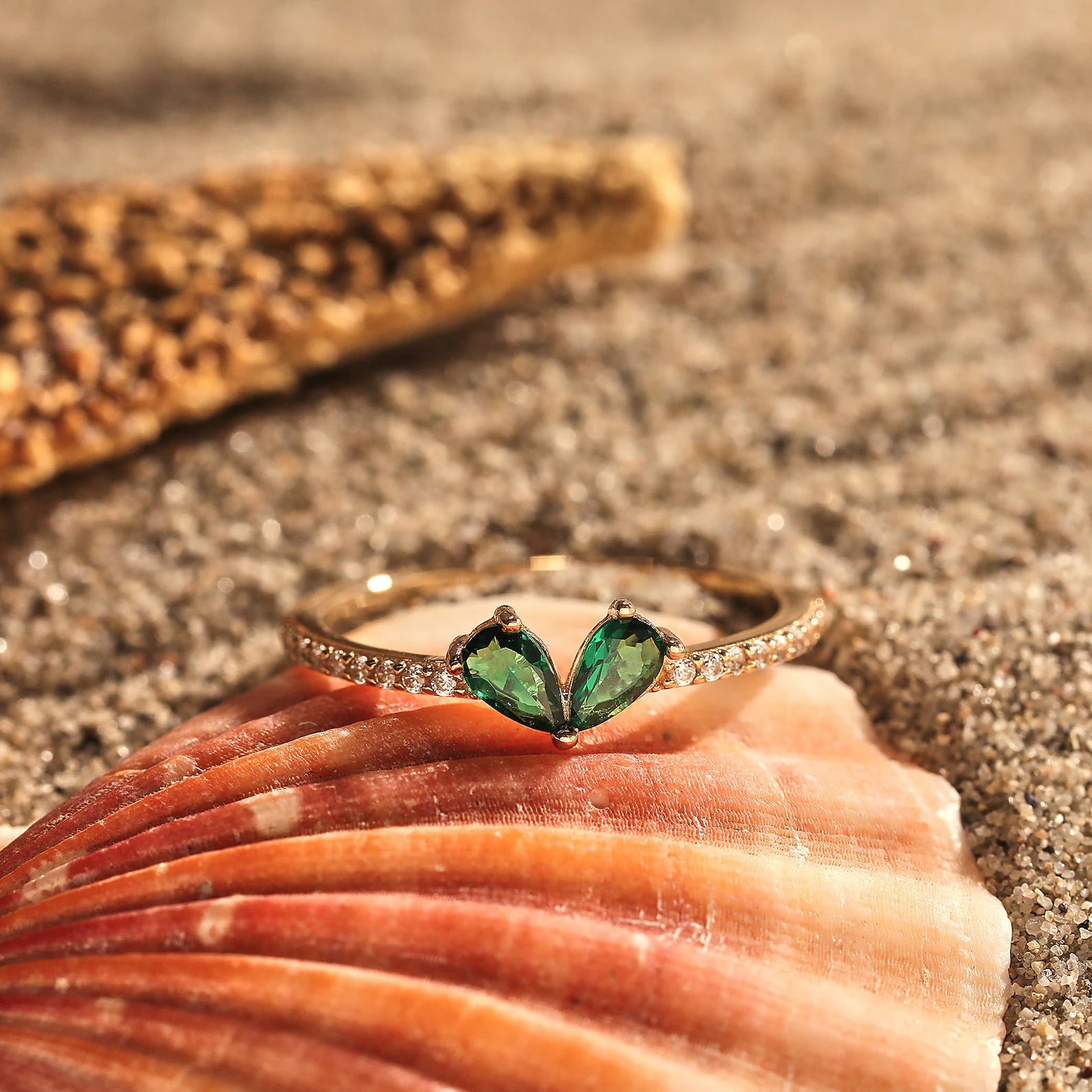 Sweet Kiss Emerald Heart Ring - ARTSY SILVER