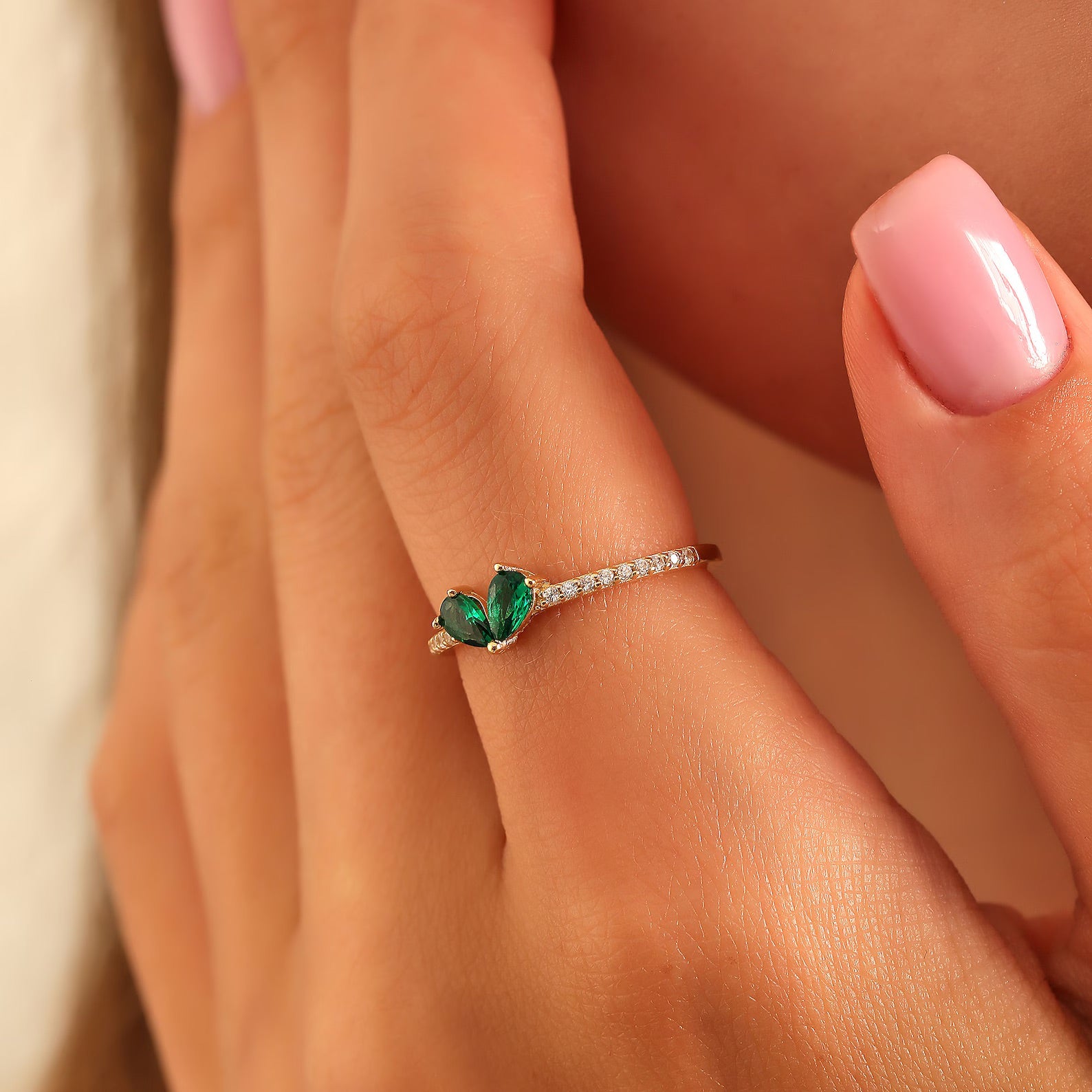 Sweet Kiss Emerald Heart Ring - ARTSY SILVER