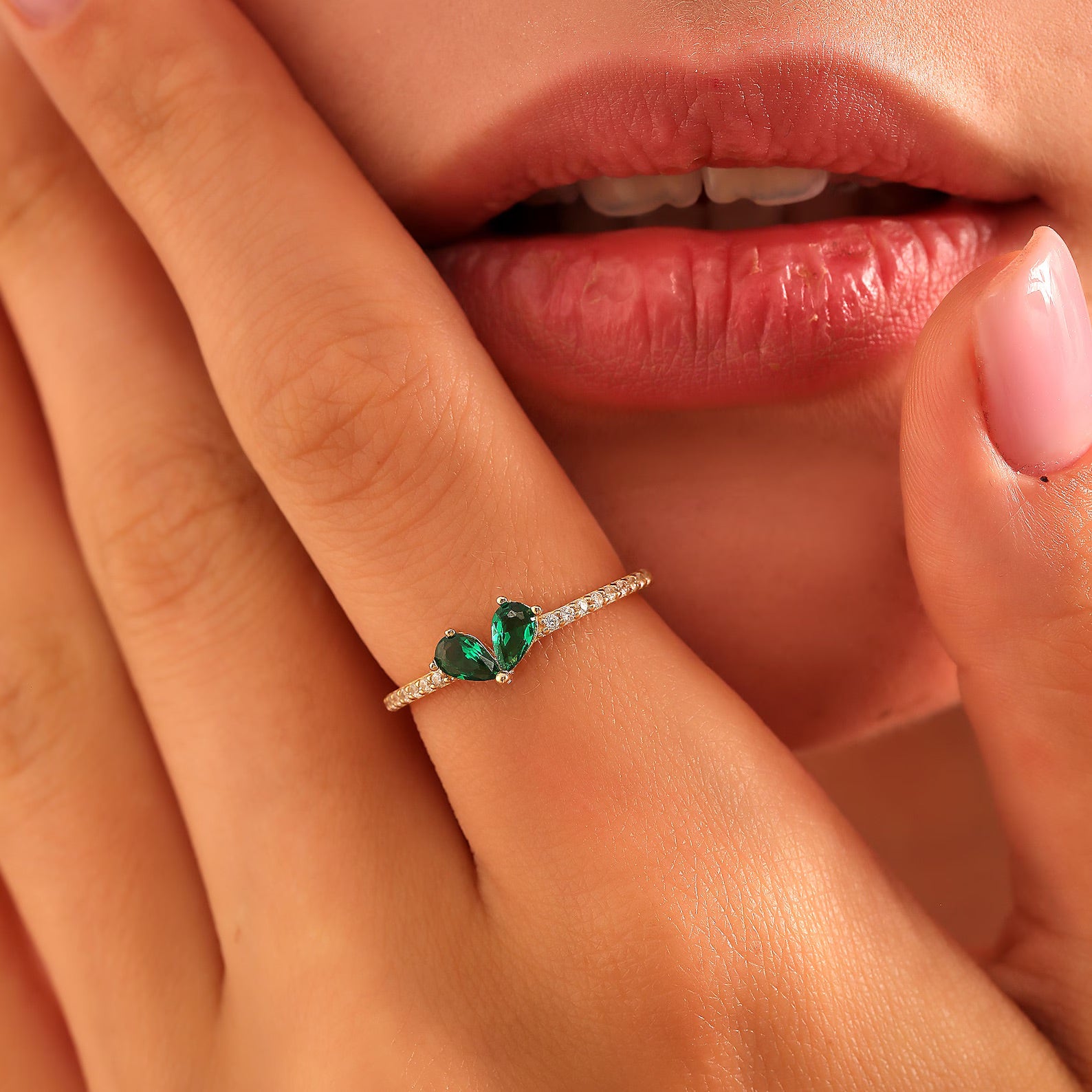 Sweet Kiss Emerald Heart Ring - ARTSY SILVER