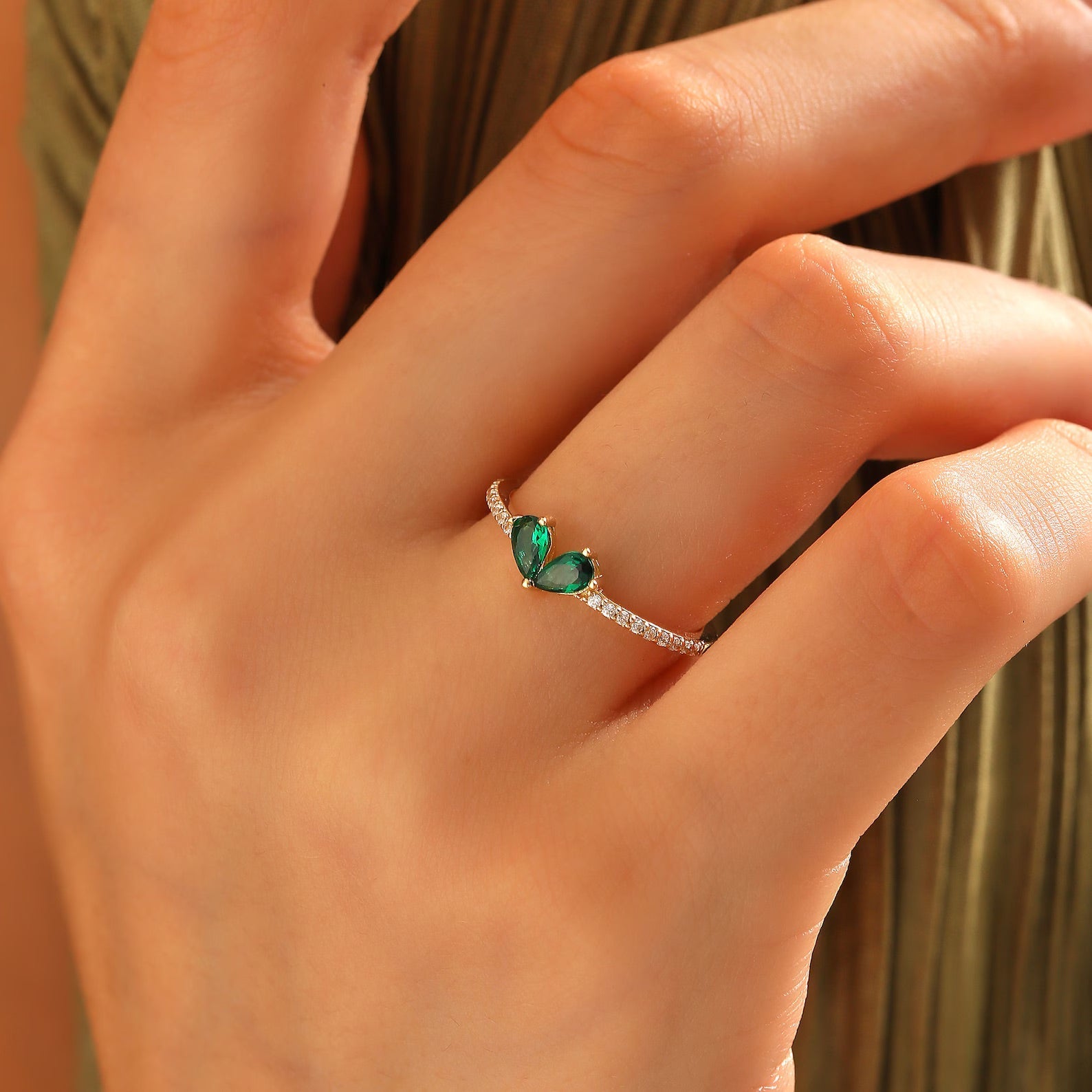 Sweet Kiss Emerald Heart Ring - ARTSY SILVER
