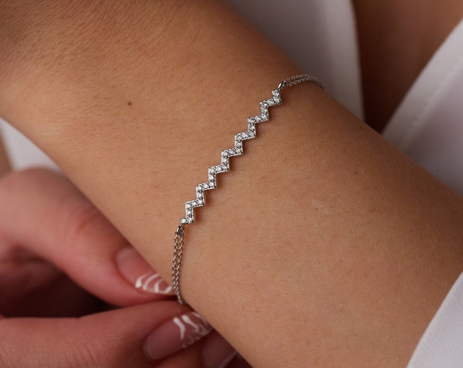 <tc>سوار متعرج مزدوج السلسال.</tc>