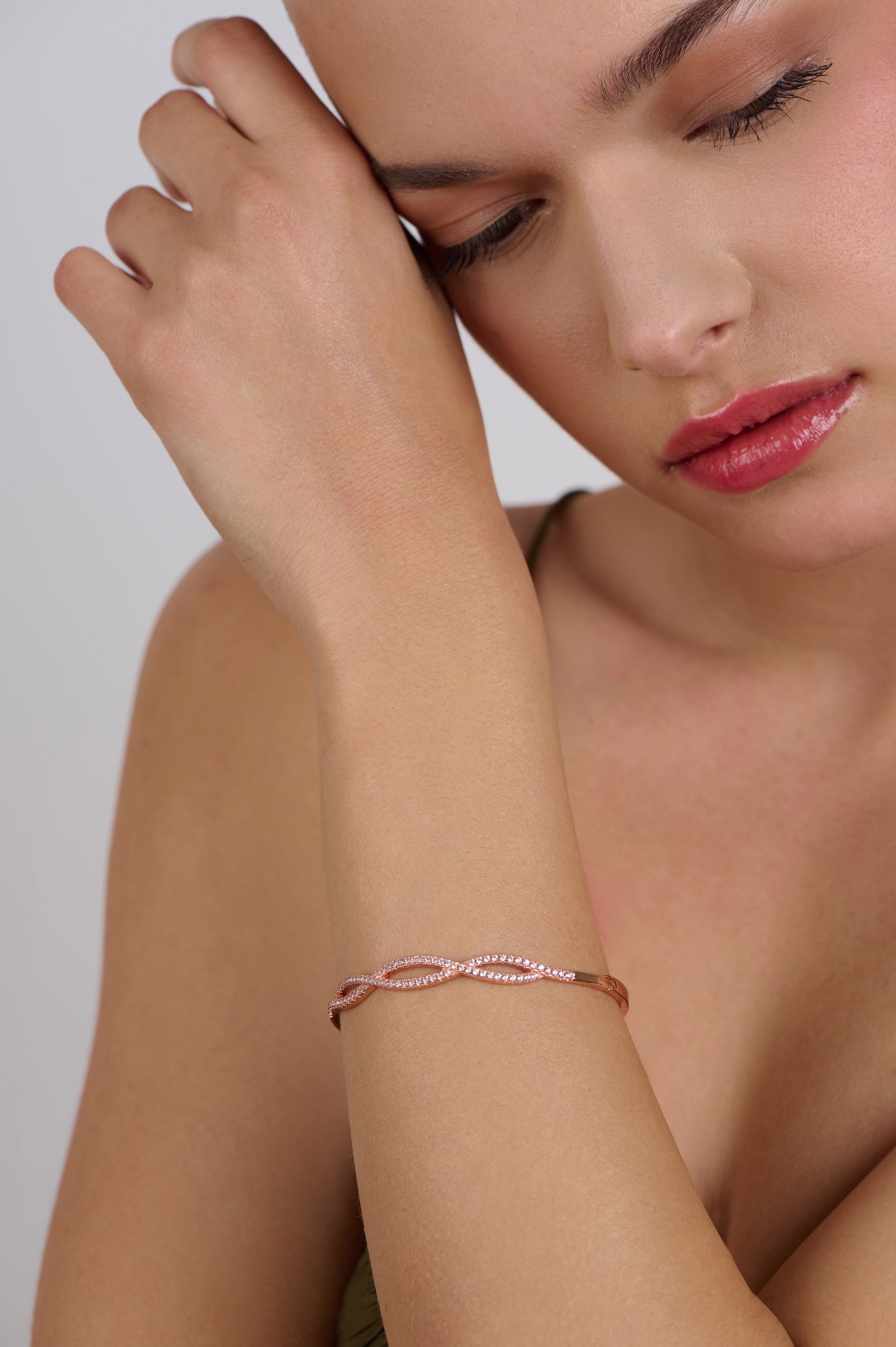 Zircon Stone Interlocking Bangle