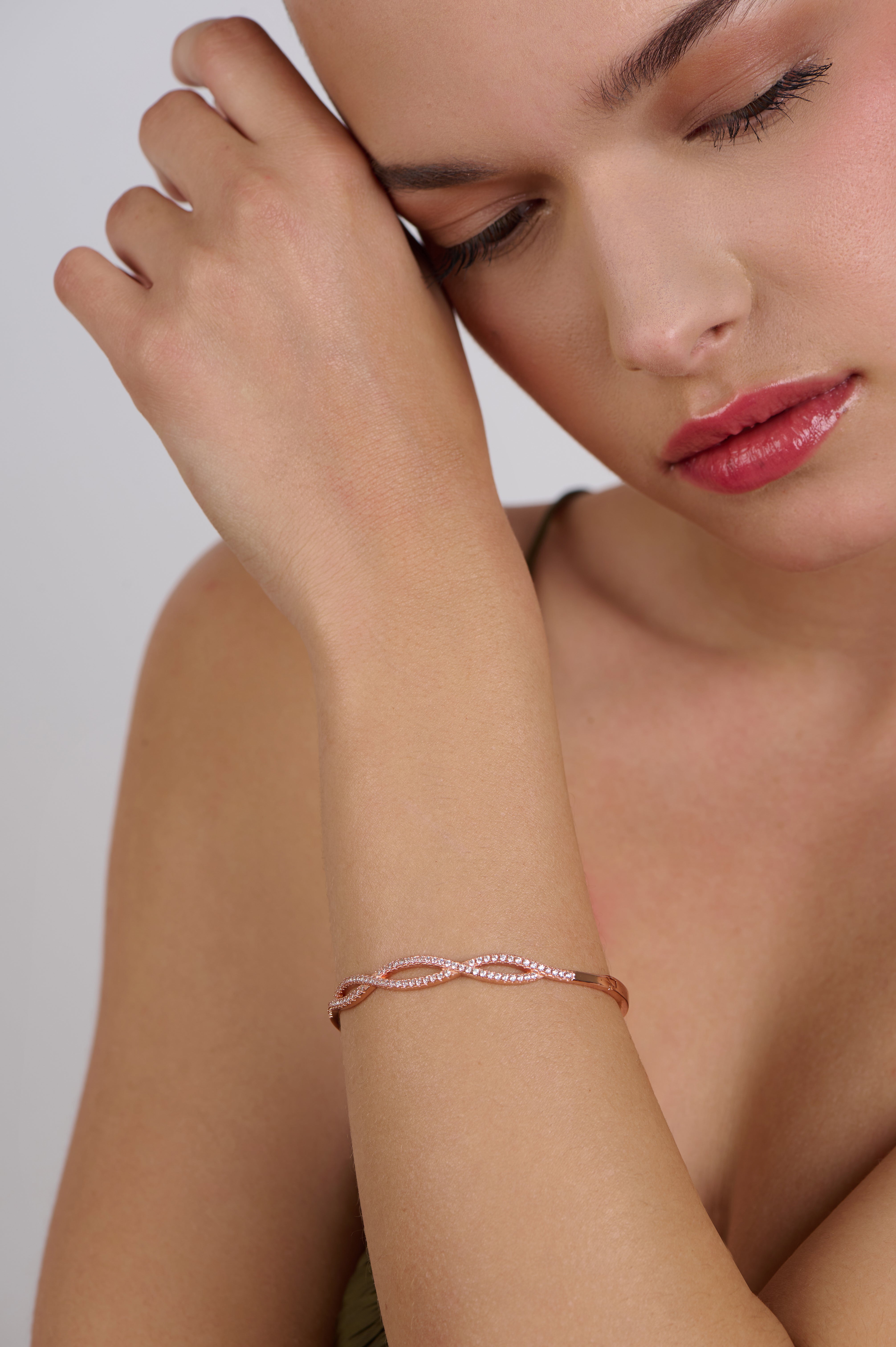 Zircon Stone Interlocking Bangle