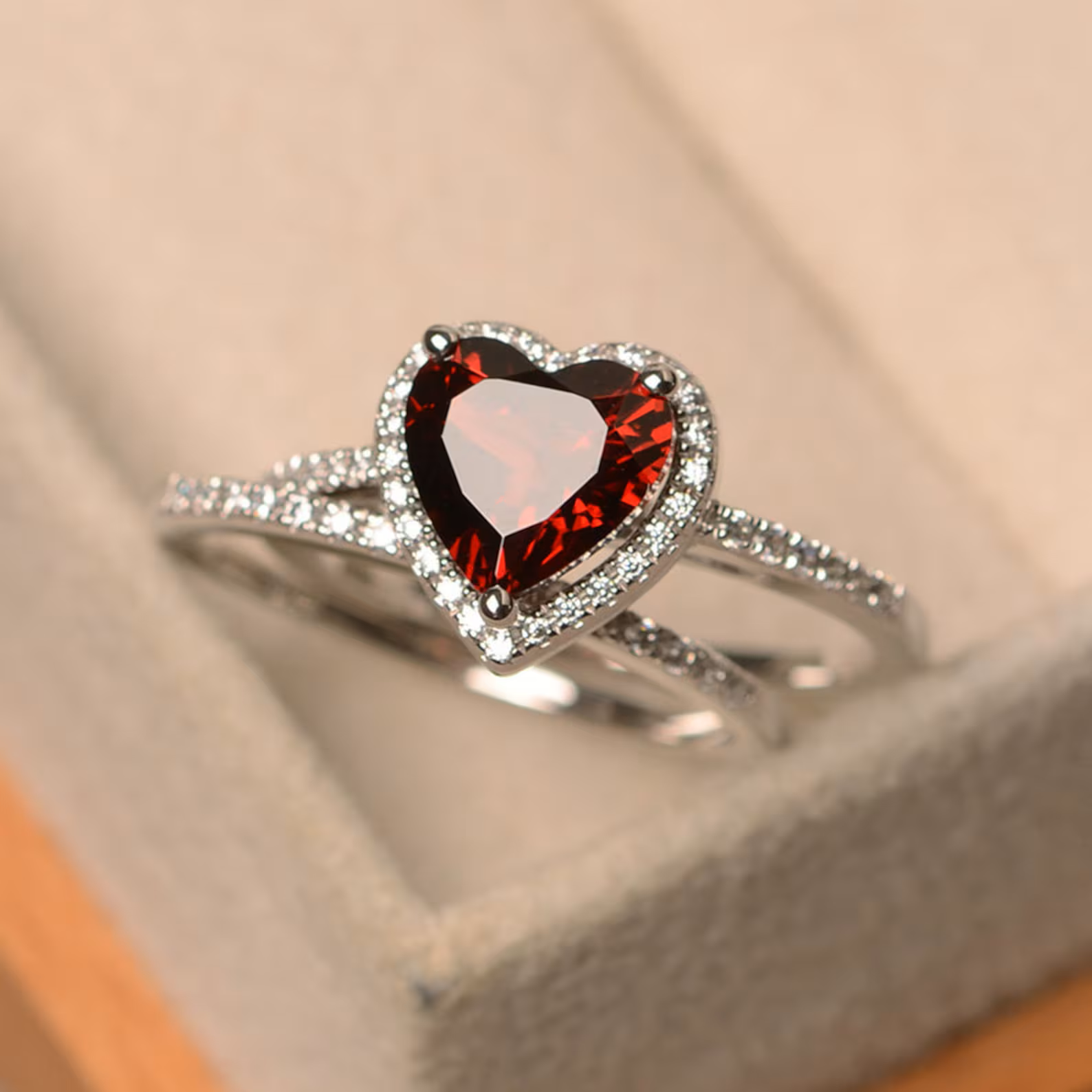 Mi Amor Garnet Ring 2 Set Ring