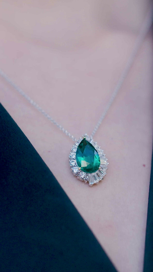 Emerald and baguette Stones NECKLACE